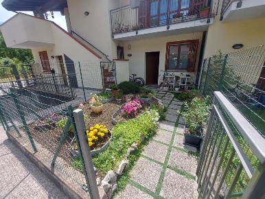 Foto Villa a schiera in Via Canturina, Meda di 125 m² con 3 locali