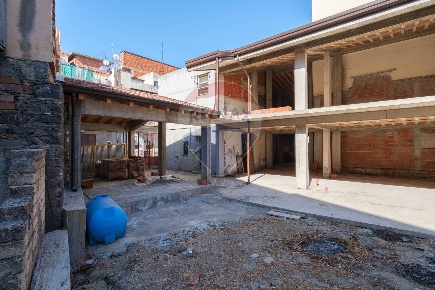 Foto Ufficio in Via Pietro Lupo, Paternò di 302 m² con 6 locali in affitto