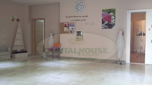 Foto Locale commerciale in zona variante, San Prisco di 80 m² con 2 locali