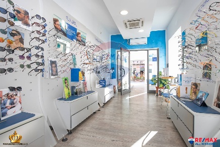 Foto Attività commerciale a Genova Sestri Ponente di 70 m² con 3 locali