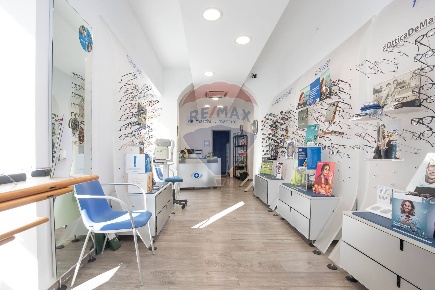 Foto Attività commerciale a Genova Sestri Ponente di 70 m² con 3 locali