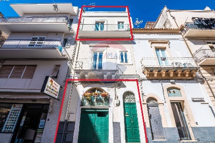 Foto Case semi ndipendenti in Via Roma, Ragusa Centro di 224 m² in vendita