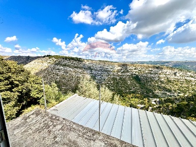 Foto Casa indipendente in Via Generale Cadorna, Ragusa Centro di 130 m²