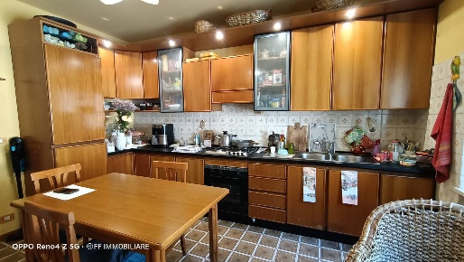 Foto Appartamento in Via De Gasperi, Sarnano Centro di 152 m² con 4 locali