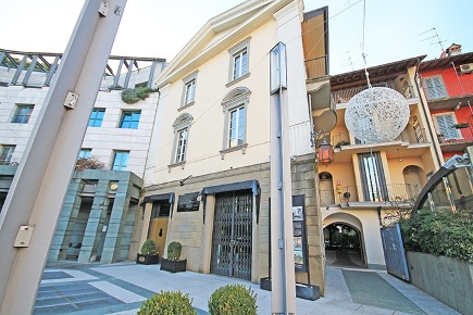 Foto Negozio in via S. Orsola, Bergamo Centro di 335 m² con 3 locali