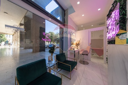 Foto Attività commerciale in Piazza San Giovanni Bosco, Roma Cinecittà