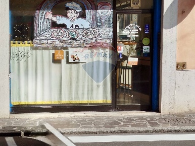 Foto Attività commerciale in Via Giulio Romano, Mantova Centro di 90 m²