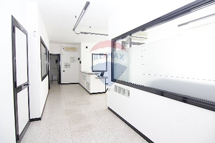 Foto Ufficio in Via Giuseppe Speroni, Varese Centro di 250 m² con 8 locali