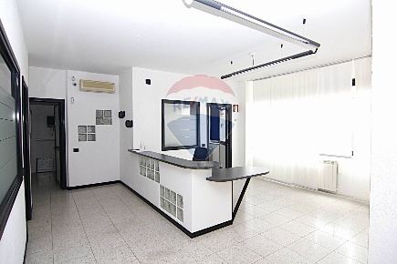 Foto Ufficio in Via Giuseppe Speroni, Varese Centro di 250 m² con 8 locali