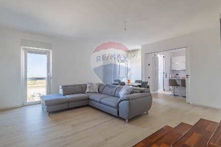 Foto Appartamento in Via Guido Rossa, Adelfia di 110 m² con 4 locali
