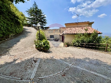 Foto Villa singola in Via Enrico Ferri, Rocca di Papa Centro di 234 m²