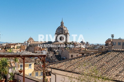 Foto Appartamento in Piazza Campo De' Fiori, Roma Campo de' Fiori di 148 m²