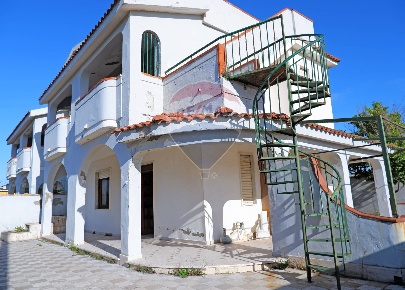 Foto Villa unifamiliare in Via 11 Settembre, Mondragone di 368 m²