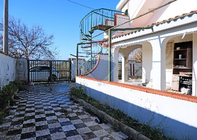 Foto Villa unifamiliare in Via 11 Settembre, Mondragone di 368 m²