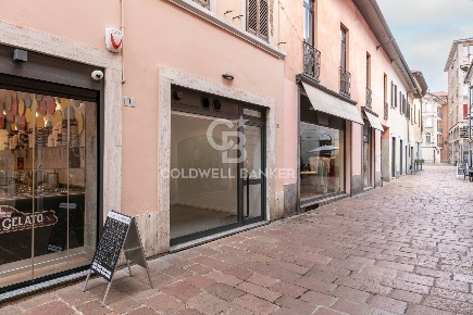 Foto Negozio in VIA CAVOUR, Busto Arsizio Piazza Santa Maria di 54 m²