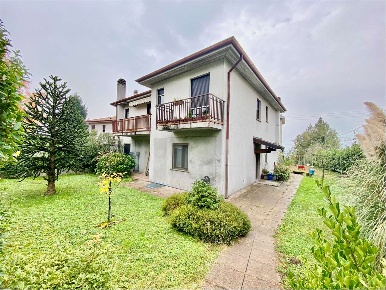 Foto Appartamento in Loc Roncate 12, Galbiate di 155 m² con 4 locali