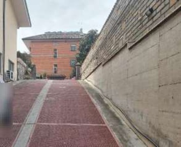 Foto Negozio in Via Vincenzo Manzini, Roma Romanina di 77 m² con 4 locali