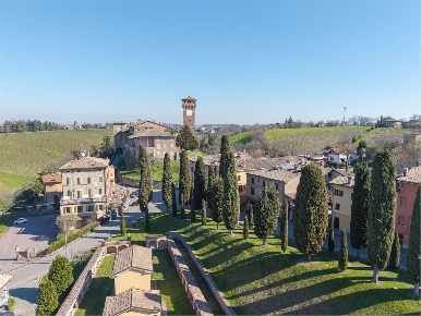 Foto Appartamento a Castelvetro di Modena di 380 m² con 10 locali