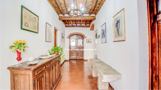 Foto Ufficio in Via Barsanti  56, Pietrasanta di 200 m² con 6 locali