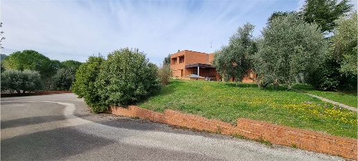 Foto Casa indipendente a Perugia di 350 m² con 10 locali in vendita
