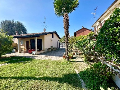 Foto Villa unifamiliare in Via Garibaldi, Borgolavezzaro di 88 m²