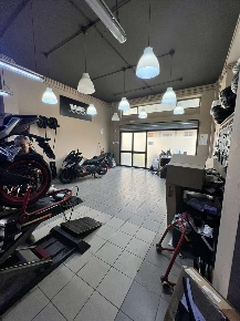 Foto Negozio a Latina di 110 m² con 3 locali in affitto