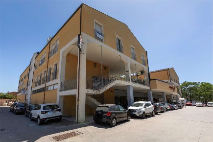 Foto Ufficio in via San Nicolò 113, Selargius di 77 m² con 1 locali