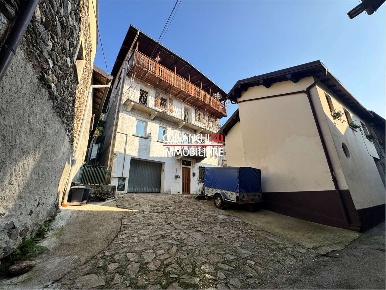 Foto Casa indipendente in via per Cossogno, Verbania di 200 m² con 9 locali