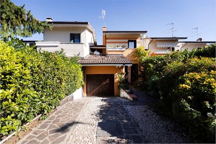 Foto Villa a schiera a Porto Mantovano di 146 m² con 6 locali in vendita