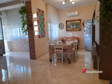 Foto Appartamento in Via Giuseppe Cammarano, Palermo di 103 m² con 3 locali