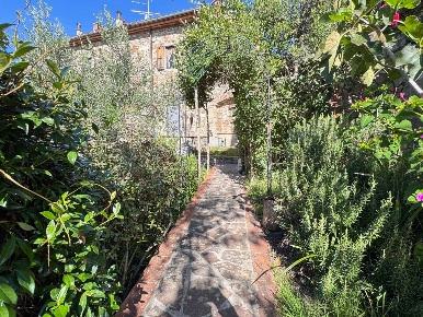 Foto Rustico in Via di Savignano 2, Vaiano di 180 m² con 6 locali