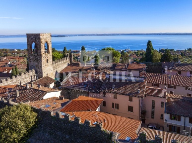 Foto Appartamento in Via Castello, Moniga del Garda di 70 m² con 3 locali