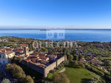 Foto Appartamento in Via Castello, Moniga del Garda di 70 m² con 3 locali