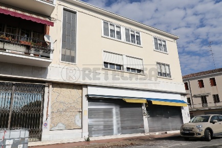 Foto Ufficio in Via Libertà 1, Bondeno Centro di 110 m² con 5 locali