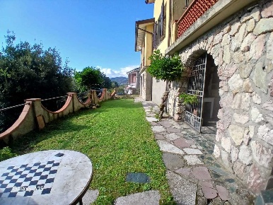 Foto Villa singola a Fosdinovo di 200 m² con 8 locali in vendita