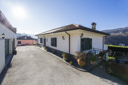 Foto Appartamento in Via Campomorone, Genova di 140 m² con 8 locali