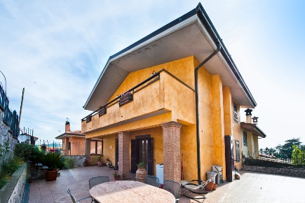 Foto Villa bifamiliare in Via del Passero Solitario, Rocca Priora Centro