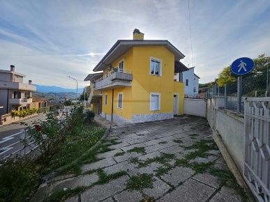 Foto Appartamento in via Ciccarelli, Teramo di 160 m² con 8 locali