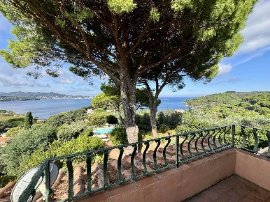 Foto Villa unifamiliare a Portoferraio Magazzini di 270 m² con 9 locali