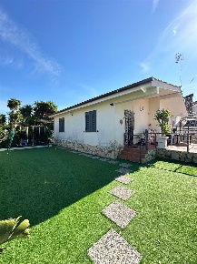 Foto Villa unifamiliare a Castel Volturno Baia Verde di 80 m² con 4 locali