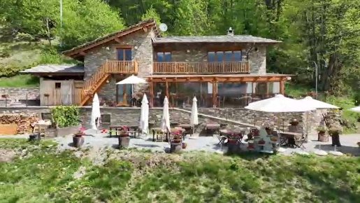 Foto Attività commerciale a Frassino di 130 m² con 5 locali in vendita