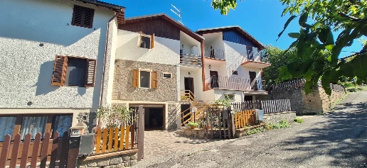 Foto Villa a schiera a Castel del Piano Centro di 130 m² con 8 locali
