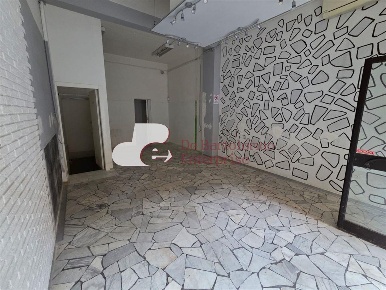 Foto Negozio in Via San Lorenzo, Bari Carrassi di 42 m² con 1 locali