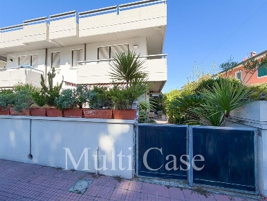 Foto Villa unifamiliare in Via S. Giovanni Bosco, Viareggio di 190 m²