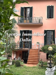 Foto Casa indipendente in Piazza Puccini, Firenze di 227 m² con 9 locali