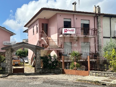 Foto Appartamento in Caio Giulio Norbano, Norma di 110 m² con 3 locali
