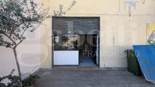 Foto Negozio in Via Torregaveta 00, Monte di Procida di 60 m² con 2 locali