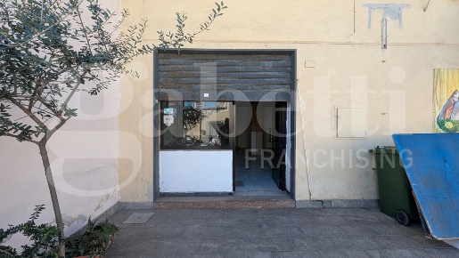 Foto Negozio in Via Torregaveta 00, Bacoli Centro di 60 m² con 2 locali