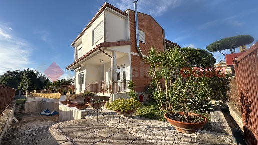 Foto Villa a schiera in Via SARDEGNA 27, Terracina di 160 m² con 5 locali