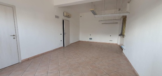 Foto Locale commerciale a Capannori Lammari - Lunata di 48 m² con 2 locali